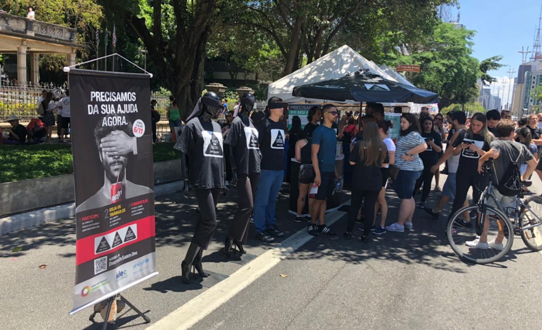 Campaign tent in the city of Salvador demonstrates how the black triangle warning labels would appear on products. Source: Idec