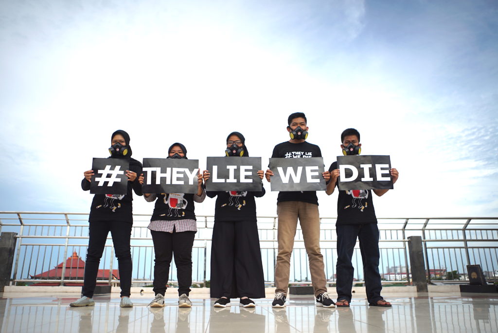 Youth called for Big Tobacco’s accountability in Banjarmasin, Indonesia (January 2018). The activation was part of the #KadaHandak Rokok (Say No to Smoking) campaign with students and local government institutions.