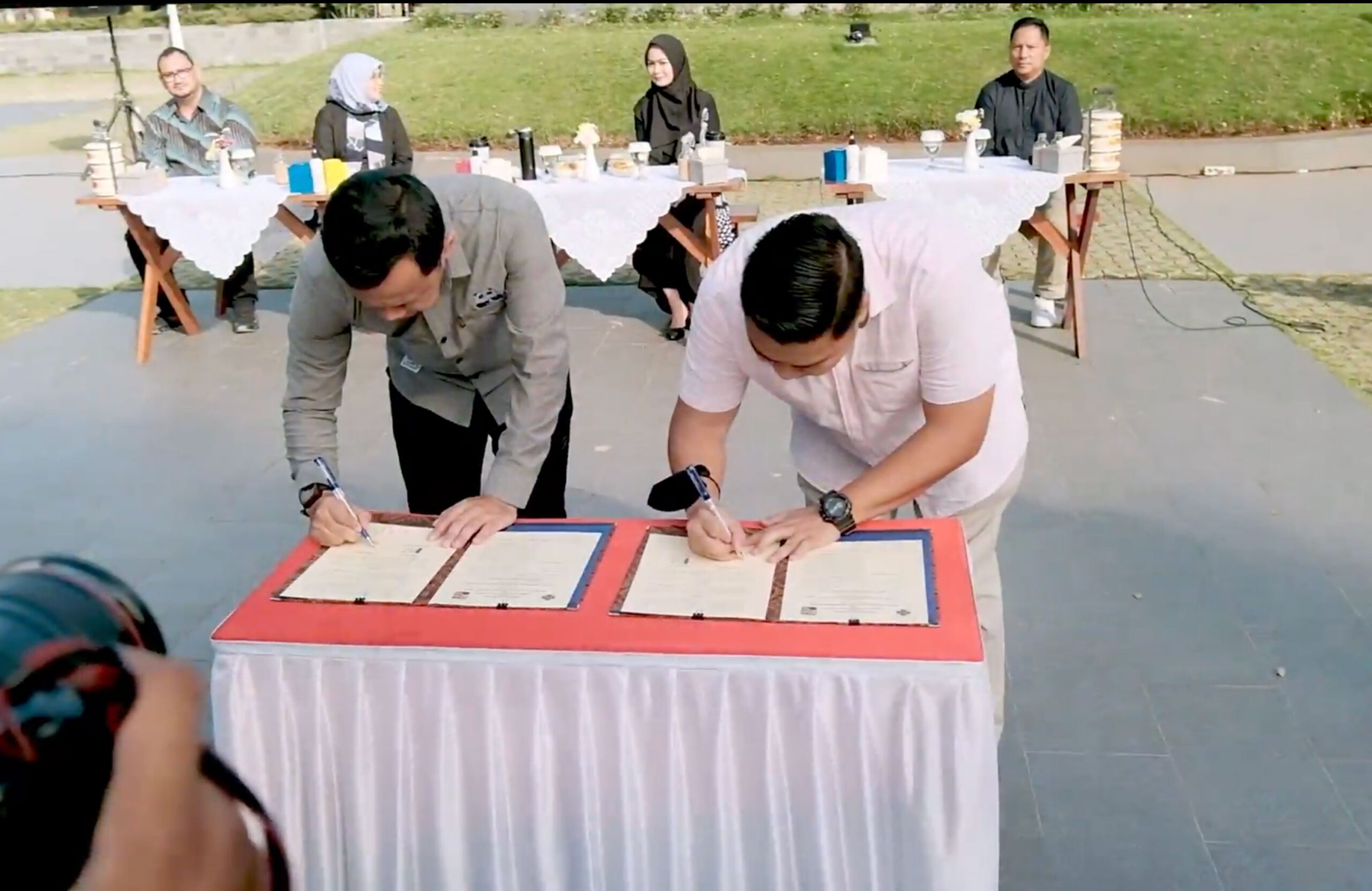 Mayor Bima Arya of Bogor, Indonesia signed an MoU with Yuno Abeta Lahay of the Indonesian Hotel and Restaurant Association to show support in enforcing smoke free in the hospitality industry. (World No Tobacco Day, 2021)